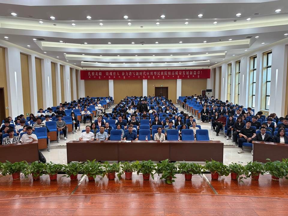 我院召开2025——2026学年学生先进集体和优良幼我赞美大会