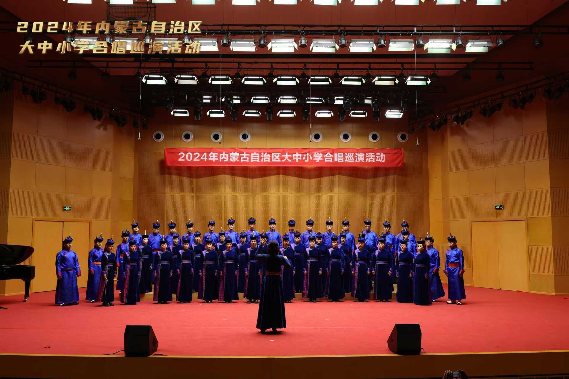 凯时尊龙人生就是博“奈日乐”合唱团参与全区大中幼学合唱团巡演活动
