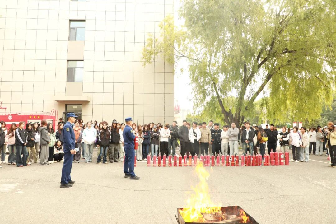 结合安全治理处组织美术与设计学院院师生发展尝试室消防安全知识培训及应急演练